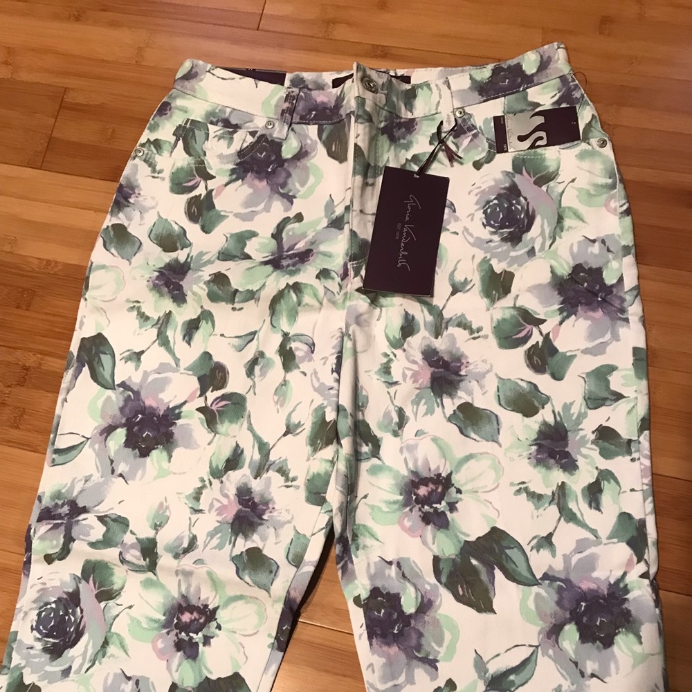 “NEW” Ladies Gloria Vanderbilt Jean Capris